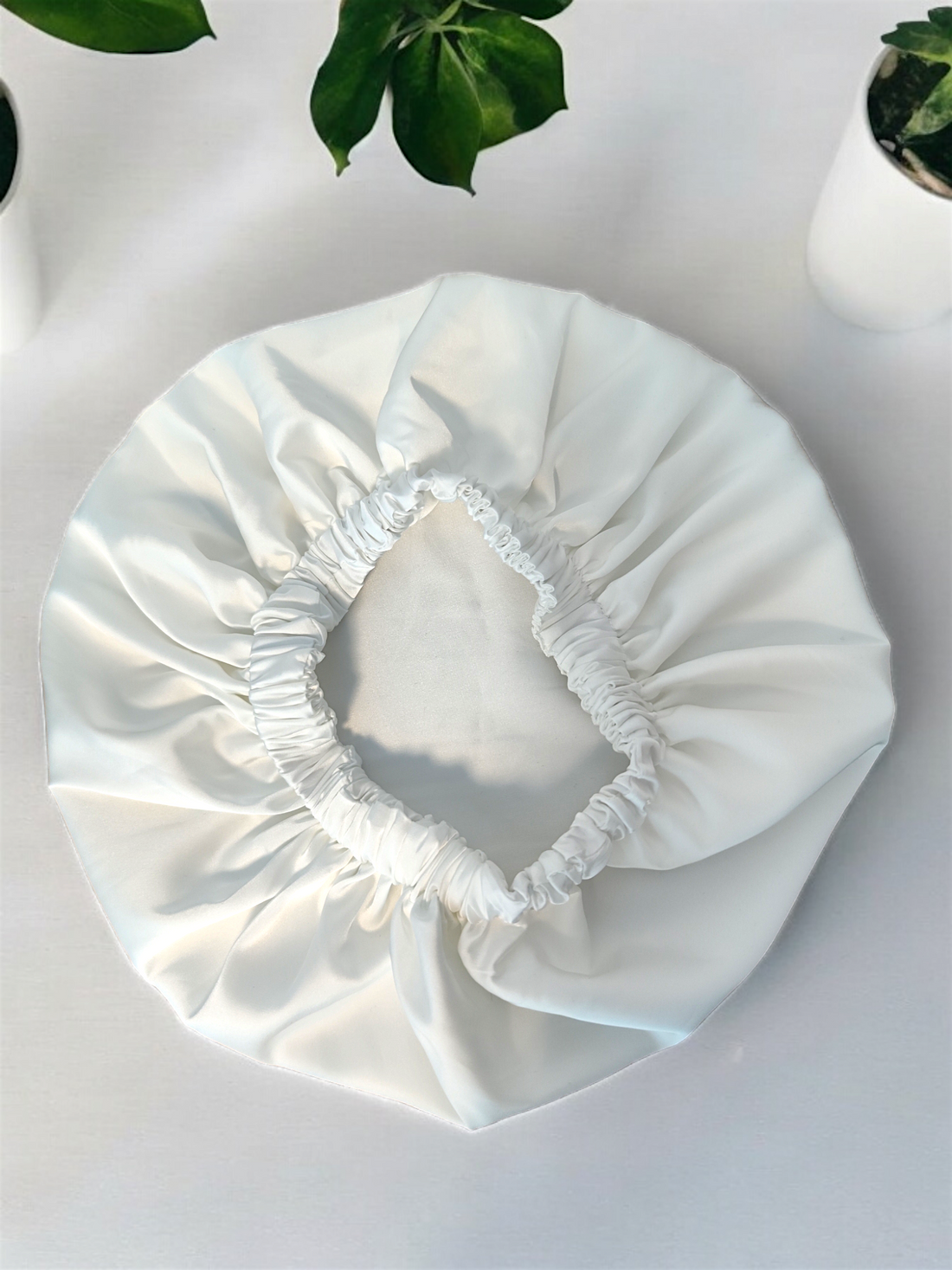 Bonetă din satin alb