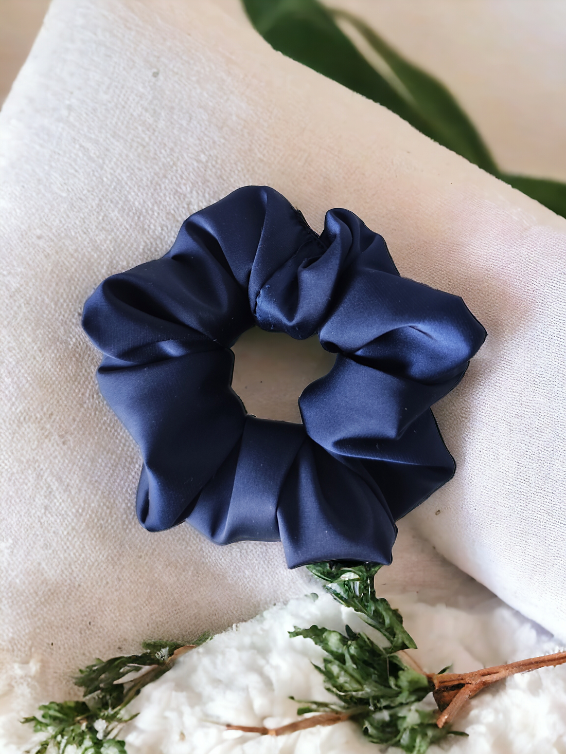 Elastic din satin bleumarin