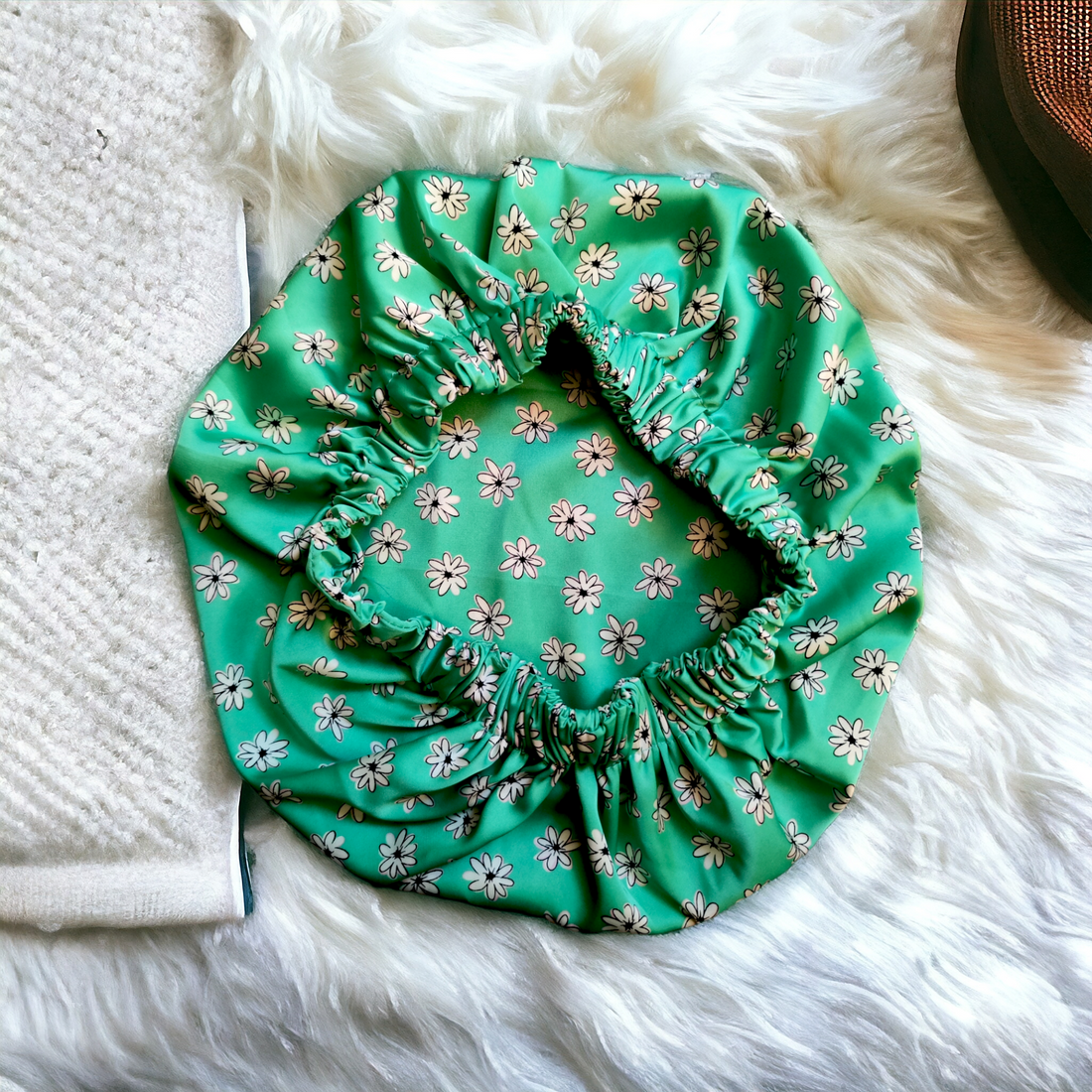 Bonetă din satin verde cu flori