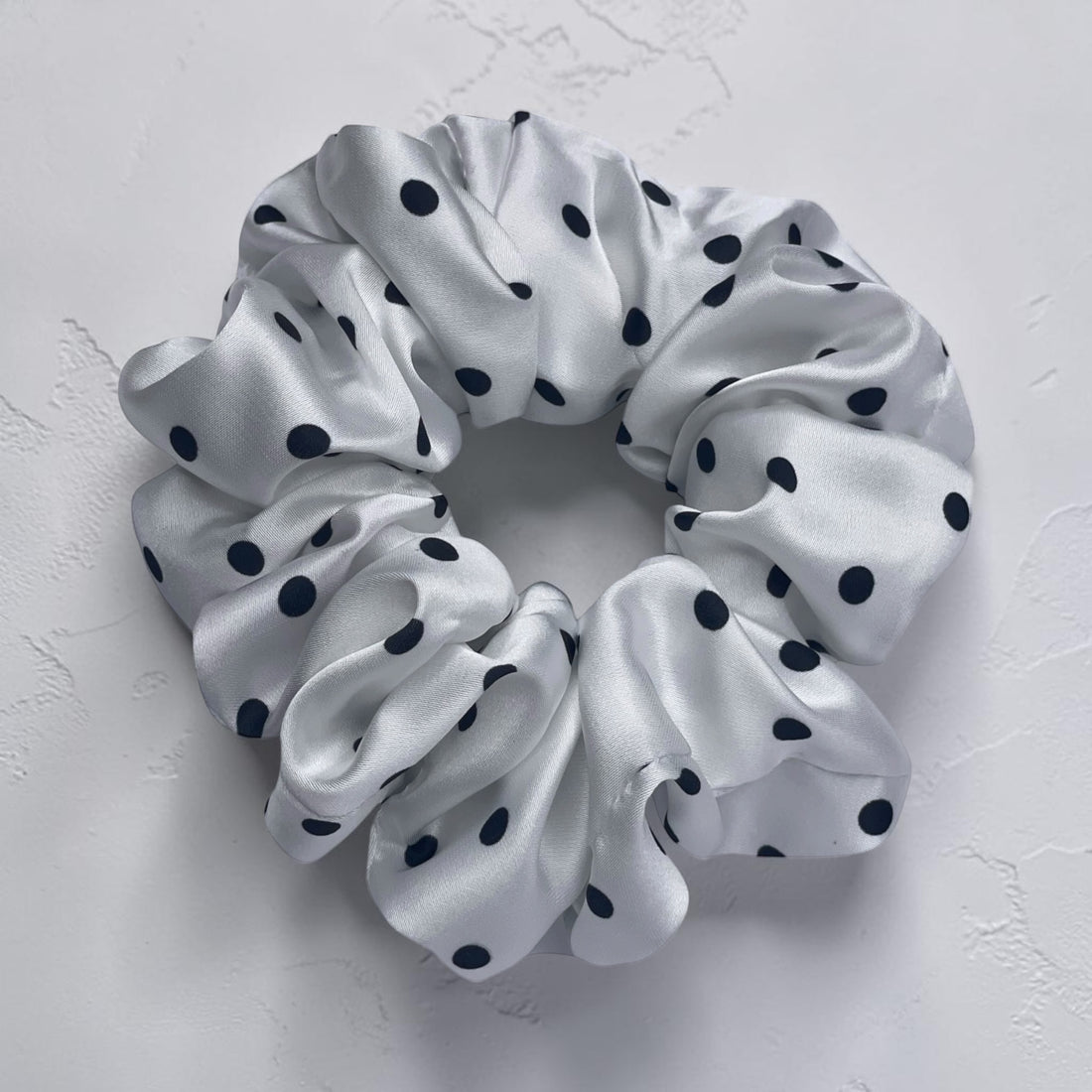 Elastic din satin alb cu buline negre